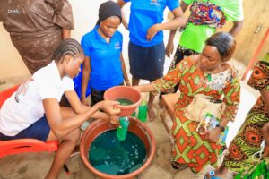 Fabrication de savons liquides lors de la formation passée au centre Morgan Cosmétiques à Porto-Novo.