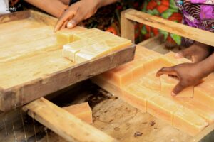 Fabrication de savons lors de la formation passée au centre Morgan Cosmétiques à Porto-Novo.